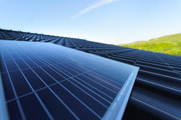 Nahaufnahme von Fotovoltaik-Paneelen auf einem Dach, alternative Energie, Ressourceneinsparung und nachhaltiger Lebensstil. - HPIF11789