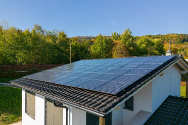 Hochformatige Ansicht von Photovoltaik-Paneelen auf einem Dach, alternative Energie, Ressourceneinsparung und nachhaltiges Lebenskonzept. - HPIF11790