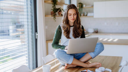 Junge Frau mit Homeoffice in einer Wohnung. - HPIF12058