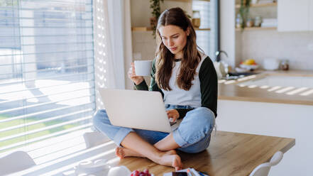 Junge Frau mit Homeoffice in einer Wohnung. - HPIF12059