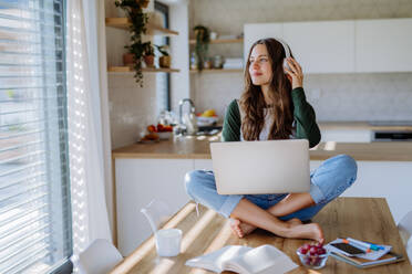 Junge Frau mit Homeoffice in einer Wohnung. - HPIF12061