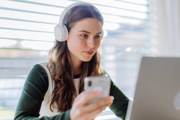 Young woman having homeoffice in an apartment. - HPIF12067