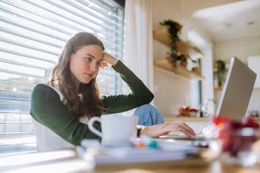 Young woman having homeoffice in an apartment. - HPIF12069