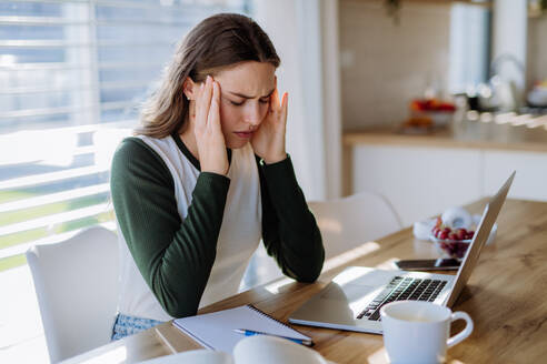 Junge Frau mit Homeoffice in einer Wohnung. - HPIF12077