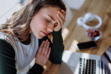 Portrait of a tired woman with tablet, homeoffice concept. - HPIF12079