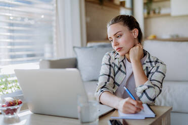 Junge Frau mit Homeoffice in einer Wohnung. - HPIF12093