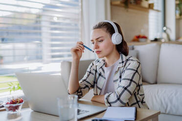 Junge Frau mit Homeoffice in einer Wohnung. - HPIF12094