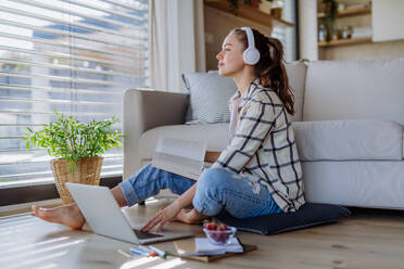 Young woman having homeoffice in an apartment. - HPIF12099