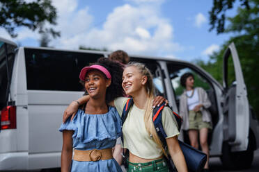 Eine multirassische junge Freunde reisen zusammen mit dem Auto - Sommerferien, Urlaub, Reisen und Road Trip Konzept. - HPIF12203