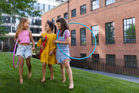 Glückliche Kinder, die im Sommer im Stadtpark spielen und miteinander reden. - HPIF12320