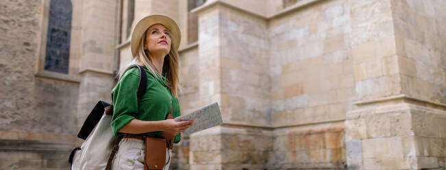 Junge blonde Frau reist allein in der Altstadt. breite Fotografie. - HPIF12409