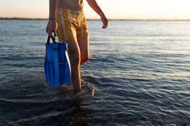 Tiefschnitt eines Mannes im Badeanzug mit Schwimmflossen. - HPIF12597