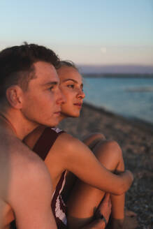 Junges Paar verbringt Zeit am See, während des Sonnenuntergangs. - HPIF12608