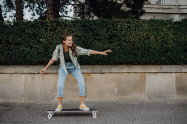 Junge Frau auf einem Skateboard in der Stadt, Jugendkultur und Pendlerkonzept. - HPIF12623