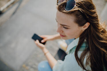 Hohe Winkel Ansicht der jungen Frau mit Smartphone im Freien in der Stadt. - HPIF12628