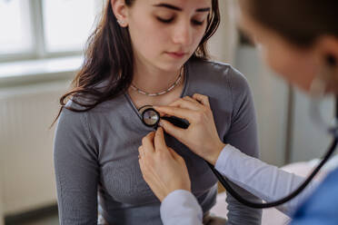 Junge Ärztin bei der Untersuchung eines Mädchens im Teenageralter in ihrer Praxis. - HPIF12695
