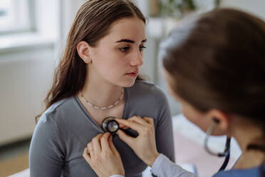 Junge Ärztin bei der Untersuchung eines Mädchens im Teenageralter in ihrer Praxis. - HPIF12696