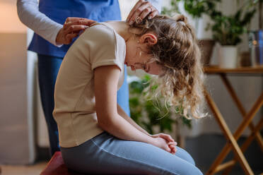 Kleines Mädchen beim Training mit einem Physiotherapeuten. - HPIF12716