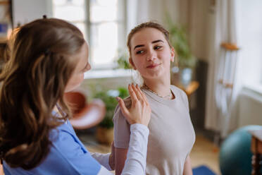 Teenager-Mädchen beim Training mit einem Physiotherapeuten. - HPIF12731