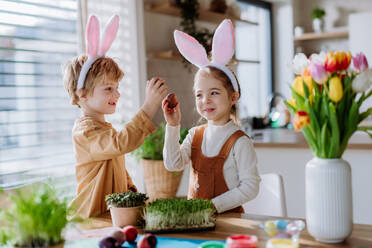 Kleine Kinder mit Hasenohren feiern Ostern und den Frühling. - HPIF12747