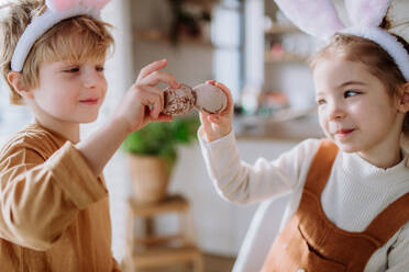 Kleine Kinder mit Hasenohren feiern Ostern und den Frühling. - HPIF12748