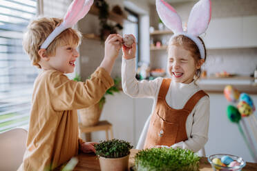 Kleine Kinder mit Hasenohren feiern Ostern und den Frühling. - HPIF12749