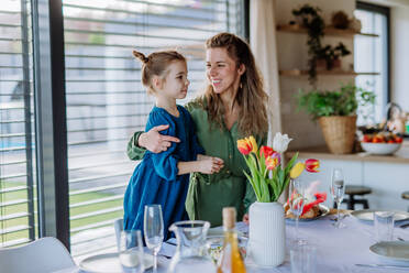 Kleines Mädchen feiert mit ihrer Mutter Ostern. - HPIF12812