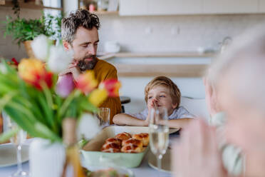 Nahaufnahme der betenden Familie vor dem Osteressen. - HPIF12825