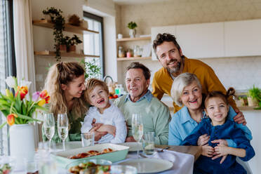 Porträt einer glücklichen Mehrgenerationenfamilie beim Osteressen. - HPIF12832