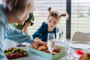 Glückliche Mehrgenerationenfamilie beim gemeinsamen Osteressen. - HPIF12833