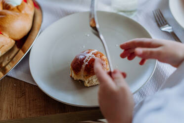 Nahaufnahme eines traditionellen Ostergebäcks - Hot Cross Buns. - HPIF12834