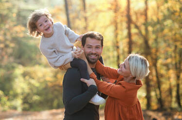 Schöne junge Familie mit kleiner Tochter auf einem Spaziergang im Herbst Wald, Spaß haben. - HPIF12963