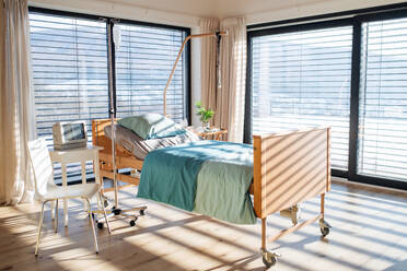 Ein leeres, verstellbares Bett in einem Zimmer eines modernen Privatkrankenhauses. - HPIF13001