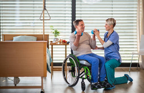 Ein Mitarbeiter des Gesundheitswesens und ein älterer Patient im Krankenhaus, Konzept der Physiotherapie. - HPIF13160