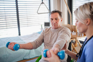 Ein Mitarbeiter des Gesundheitswesens und ein älterer Patient im Krankenhaus, Konzept der Physiotherapie. - HPIF13161