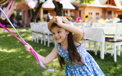 Kleines Mädchen im Freien im Garten im Sommer, spielen mit Luftballons. Eine Feier Konzept. - HPIF13170