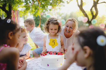 Kleine Mädchen Geburtstagsparty im Freien im Garten im Sommer, eine Feier Konzept. - HPIF13209