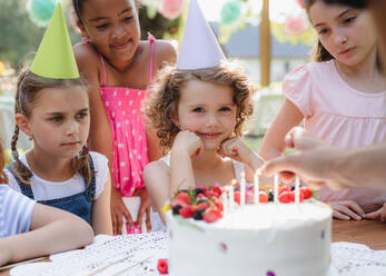 Kindergeburtstag im Freien im Garten im Sommer, ein Festkonzept. - HPIF13211