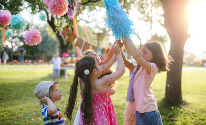 Kleine Kinder mit Drachen im Freien im Garten im Sommer, spielen. Ein Fest Konzept. - HPIF13236