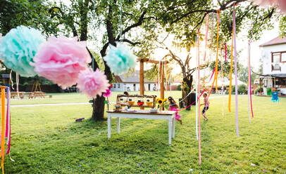 Kleine Kinder, die im Sommer draußen im Garten spielen, ein Konzept für ein Fest. - HPIF13245