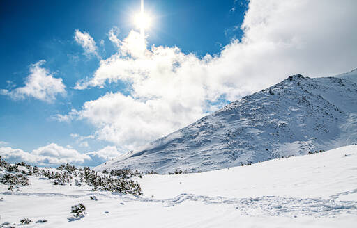 Panoramablick auf die schneebedeckten Hügel der Hohen Tatra in der Slowakei. - HPIF13297