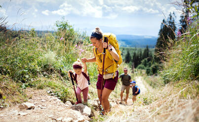 Glückliche Familie mit kleinen Kindern wandern im Sommer in der Natur, Wandern in der Hohen Tatra. - HPIF13395