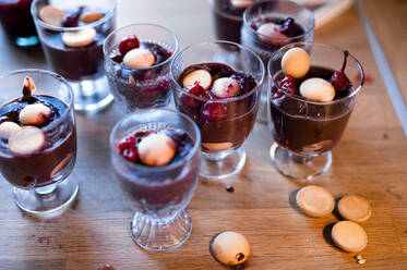 Draufsicht auf Desserts in Gläsern auf einem Holztisch, Nahaufnahme. - HPIF13491