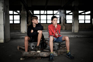 Eine Gruppe von Teenagern in einem verlassenen Gebäude, die Zigaretten rauchen. - HPIF13639