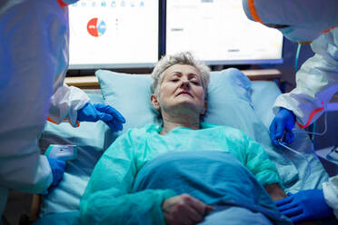 Ein infizierter Patient in Quarantäne liegt in einem Krankenhaus im Bett, Konzept des Coronavirus. - HPIF13744