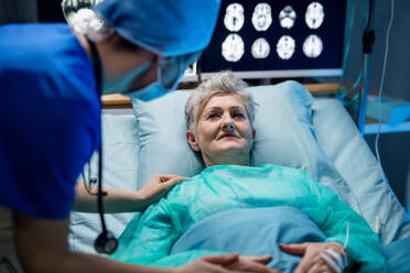 Ein infizierter Patient in Quarantäne liegt in einem Krankenhaus im Bett, Konzept des Coronavirus. - HPIF13751
