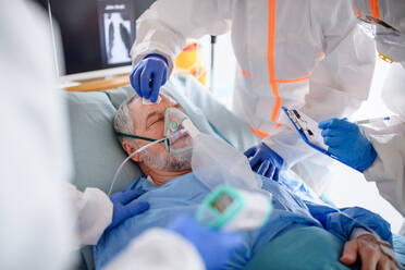 Ein infizierter Patient in Quarantäne liegt in einem Krankenhaus im Bett, Konzept des Coronavirus. - HPIF13756