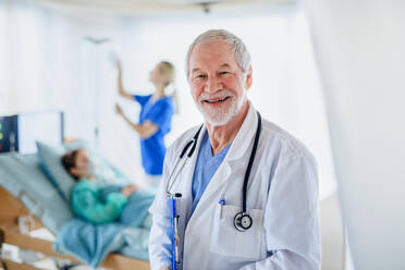 Porträt eines Arztes in Quarantäne im Krankenhaus, der in die Kamera blickt, Konzept des Coronavirus. - HPIF13763