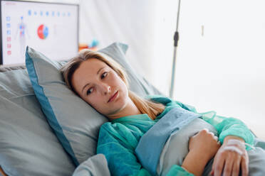 Junger infizierter Patient in Quarantäne im Bett liegend im Krankenhaus, Konzept des Coronavirus. - HPIF13766