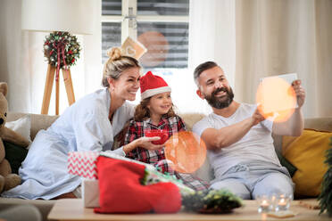 Eine glückliche Familie feiert Weihnachten zu Hause und hält die Erinnerungen mit einem Tablet-Selfie fest - HPIF13825